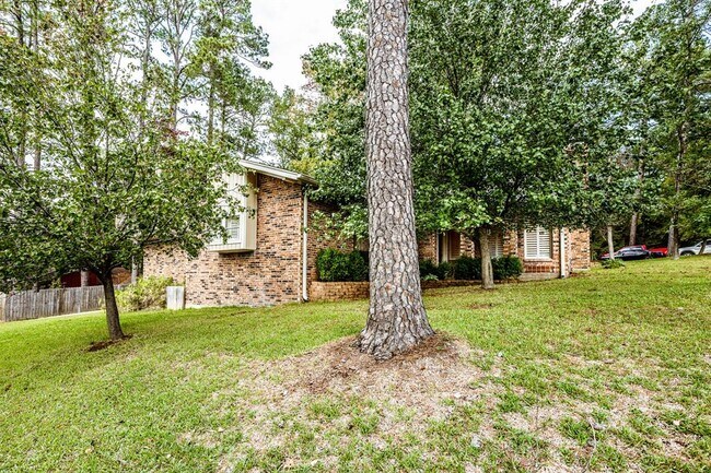 Building Photo - 422 River Oaks Dr