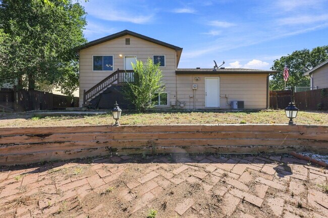 Building Photo - $1,895.95 3-bed, 1.5-bathroom located in Colorado Springs with a washer and dryer.