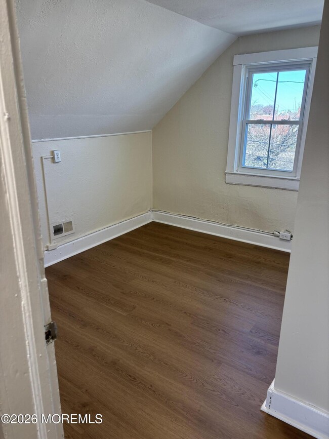 Building Photo - 114 Heck Ave