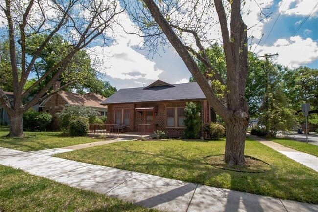 Building Photo - Large 5 bed house in the hart of West Campus.