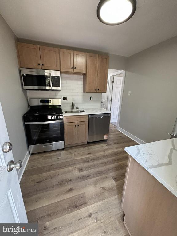 Building Photo - 18 W 5th St