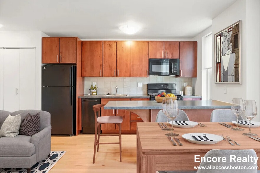 Building Photo - 10 Camelot Ct