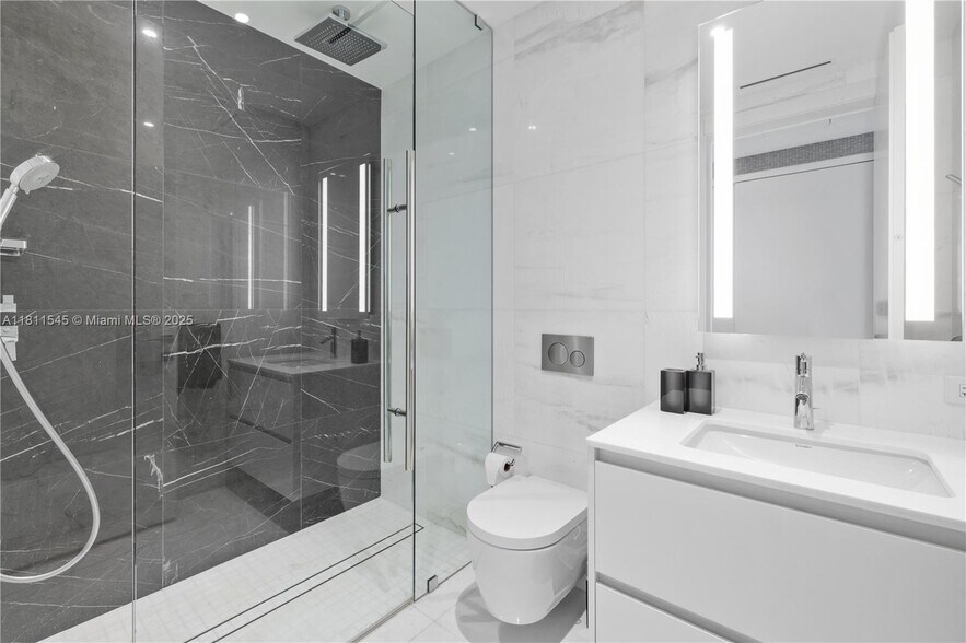 Building Photo - 300 Biscayne Boulevard Way