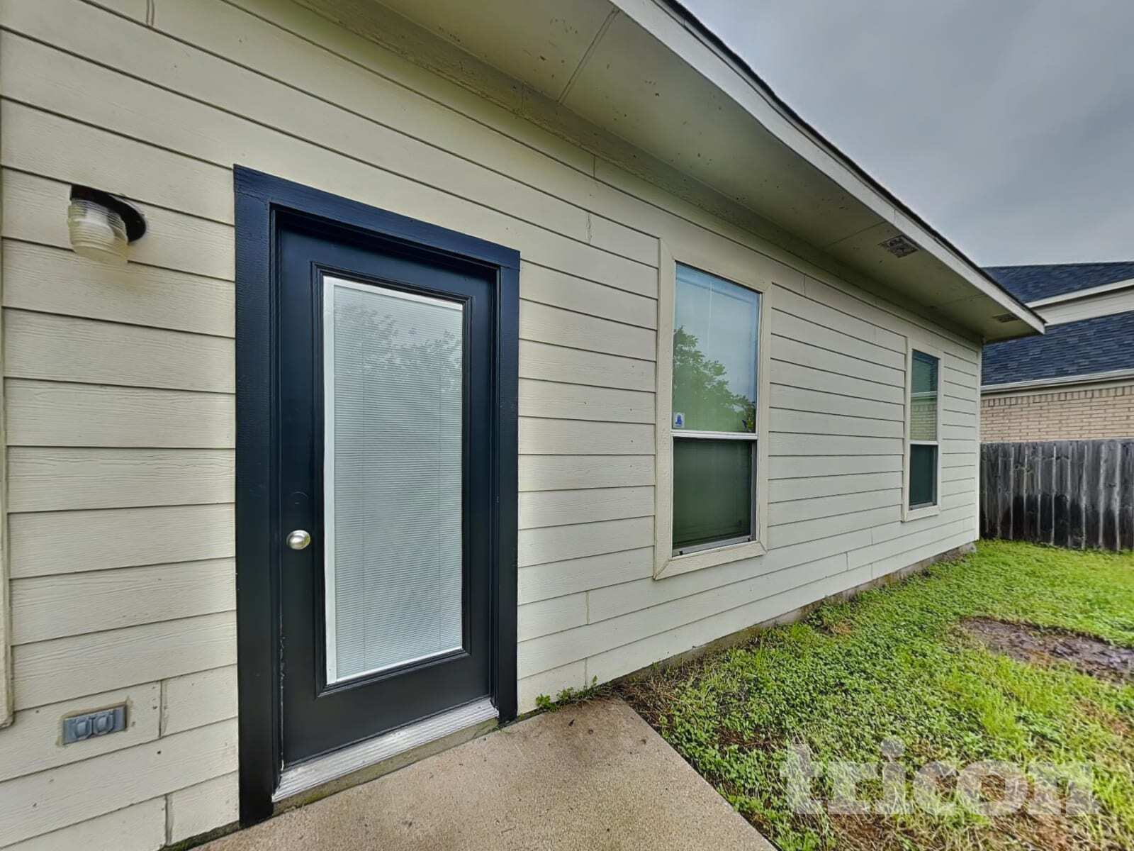 Building Photo - 704 Crockett Dr