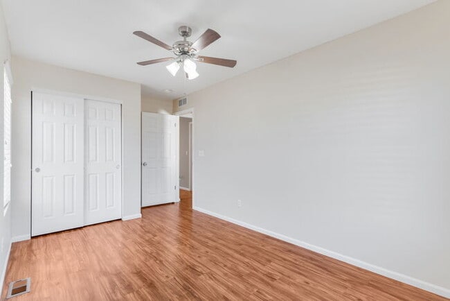 Building Photo - Light and bright 4-bedroom 3 bath beauty i...