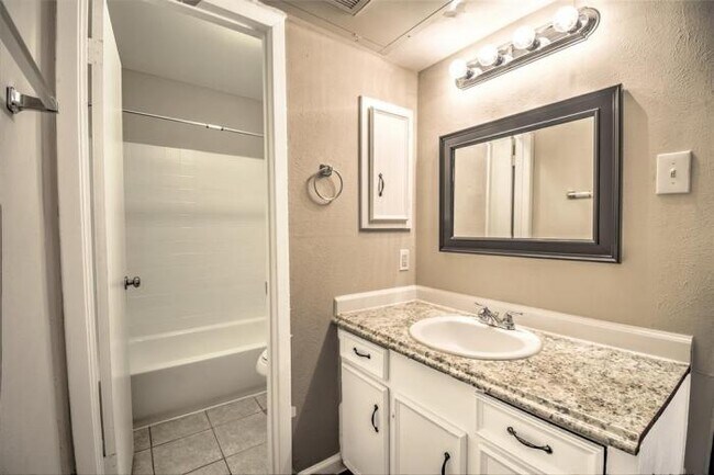 Building Photo - 1 bedroom in Dallas TX 75206