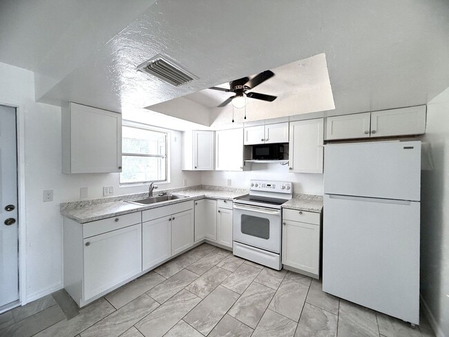 Building Photo - 2621 Nightshade Ln