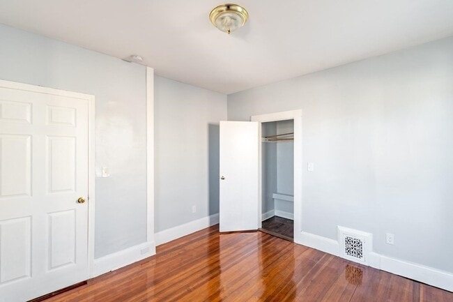 Building Photo - 15 Groom St