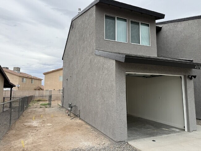 Building Photo - 3 bed 2 bath with garage $1,400 Rent
