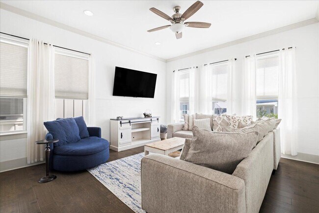 Building Photo - 275 Gulfview Cir