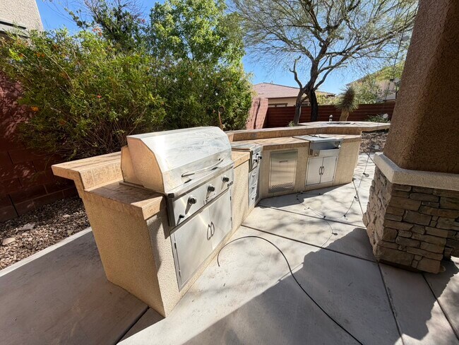 Building Photo - 5450 Pinecroft Dr