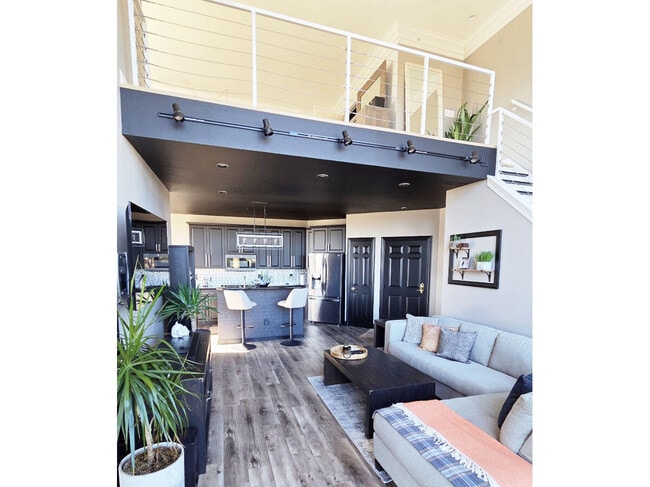 Building Photo - 1515 N Van Buren St