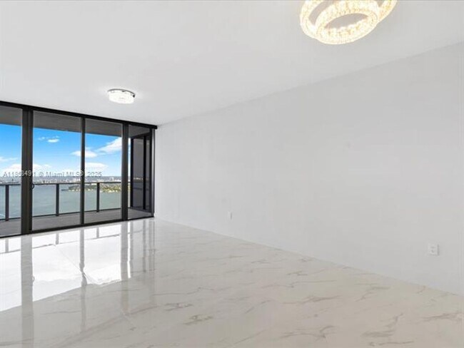 Building Photo - 700 NE 24th St