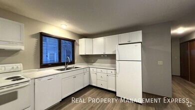 Building Photo - Spacious 2 Bedroom Apartment with Modern U...