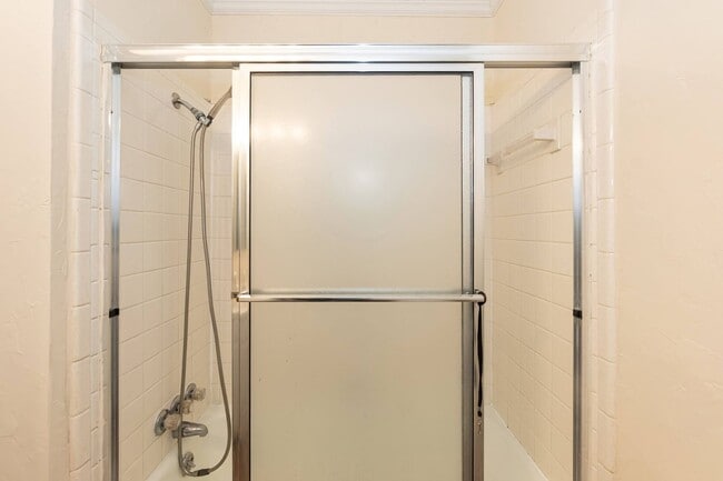 Building Photo - 718 Shawnee Dr