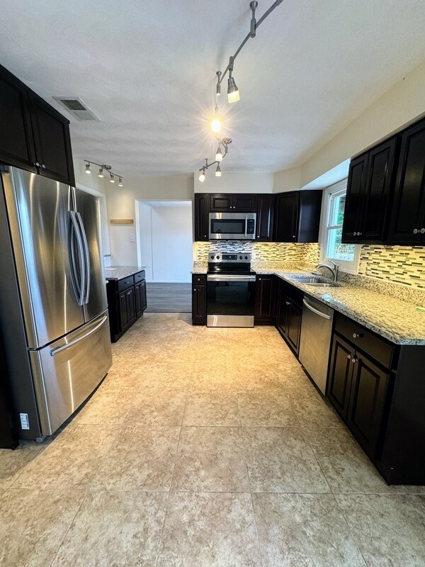 Building Photo - 3021 Glastonbury Dr
