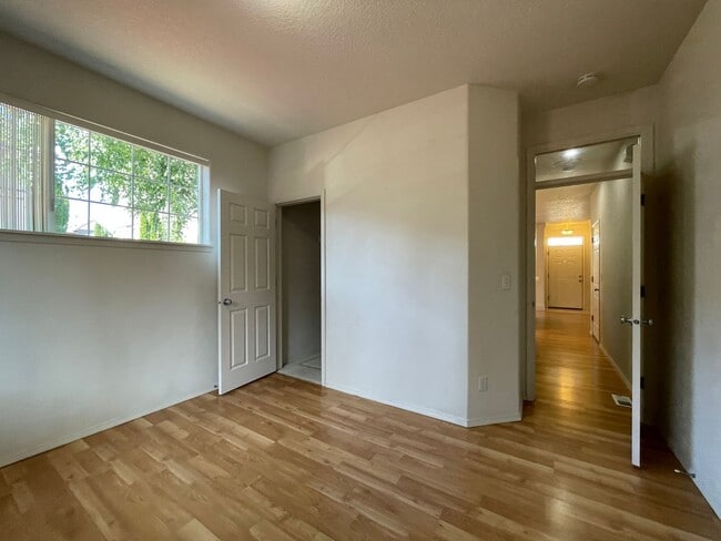 Building Photo - Hillsboro 3Bedroom 2.5 Bath + Den ~ Includes Washer & Dryer and Garage ~ Orenco Gardens Neighborh...