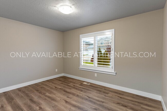 Building Photo - 4143 N Fairfield Dr