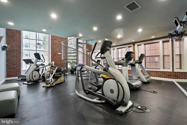 Building Photo - 27 Booth St