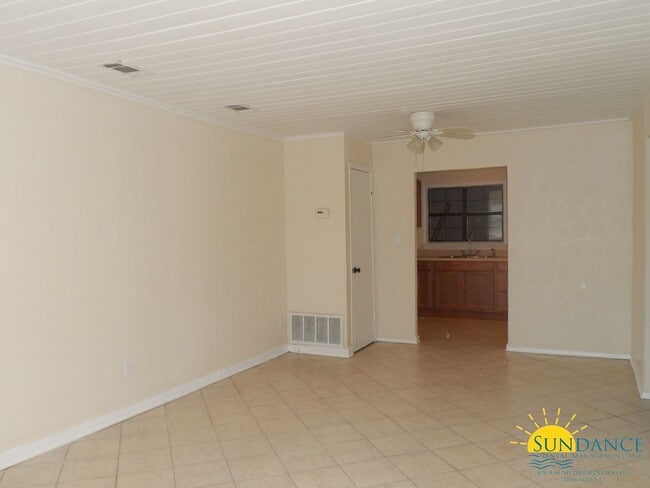 Building Photo - 2 Bedroom Unit In Fort Walton Beach!