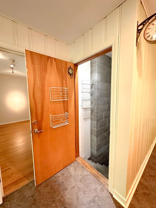Building Photo - 3 Bedroom House: Walking Distance to Campu...