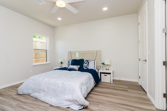 Single Story (2 bed/2 bath) - 406 38th St