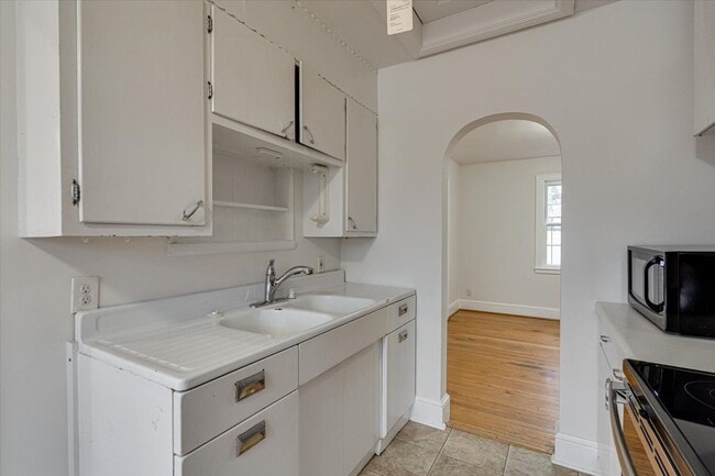 Building Photo - Charming East Ridge Rental – Spacious Yard, Updated Features & Pet-Friendly Living!