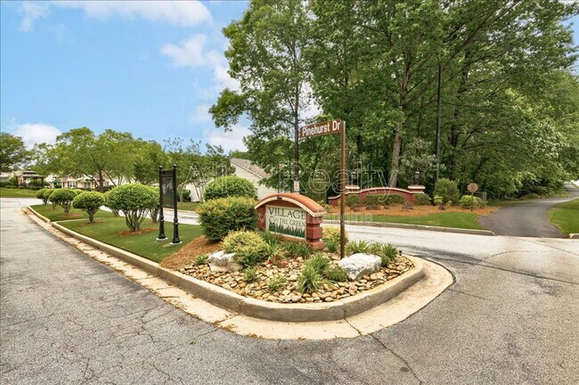 Building Photo - 1033 Pinehurst Dr