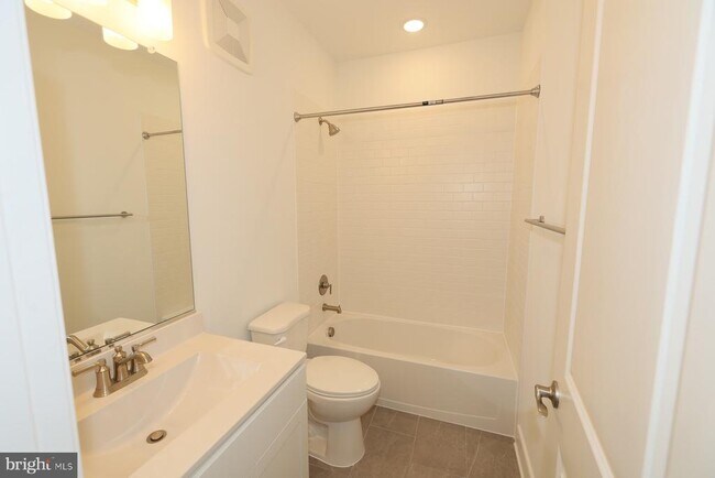 Building Photo - 14964 Deco Cir