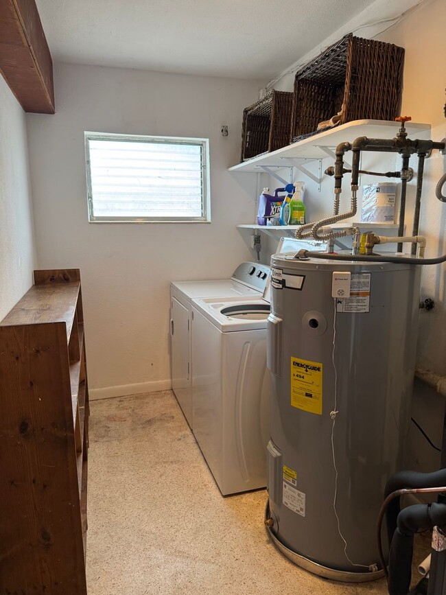 Building Photo - Stylish Florida Living on Crooked Lake