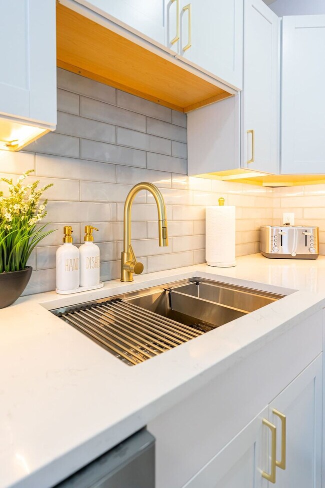 Building Photo - 42 White St Pl