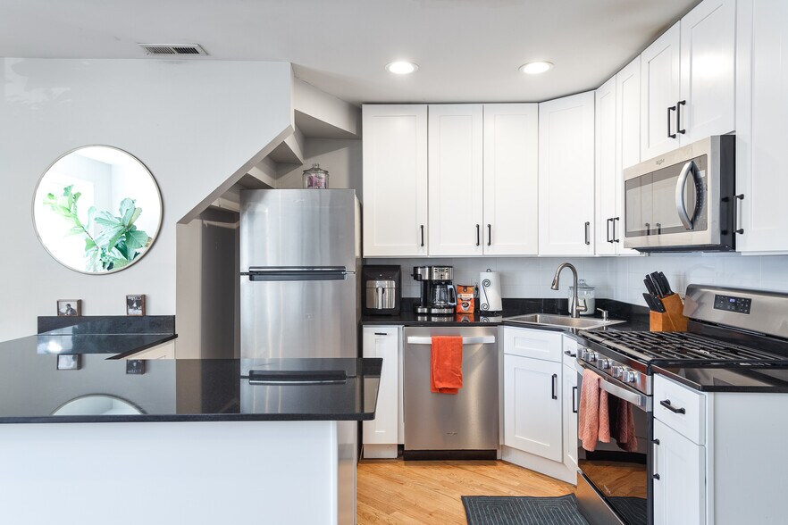 Building Photo - 3047 N Clybourn Ave