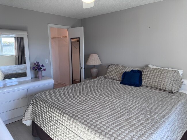 Building Photo - 300 NE 26th Ave