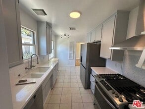 Building Photo - 3169 S Bentley Ave