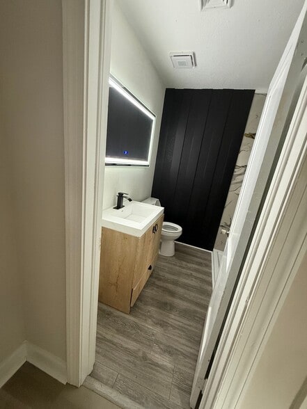 Building Photo - 2211 Peach St