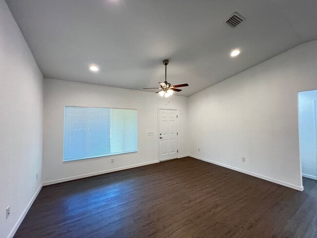 Building Photo - BEAUTIFUL 3 BD/2BA Home in Ocklawaha!!