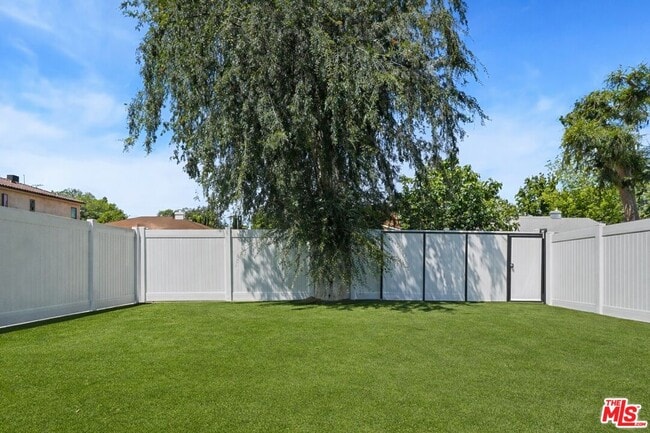 Building Photo - 13842 Hamlin St