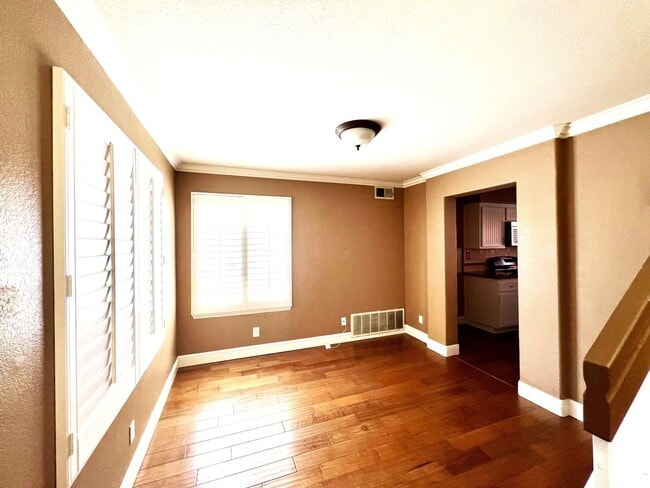 Building Photo - Beautiful 4 Bedroom, 2.5 Bath Single Famil...