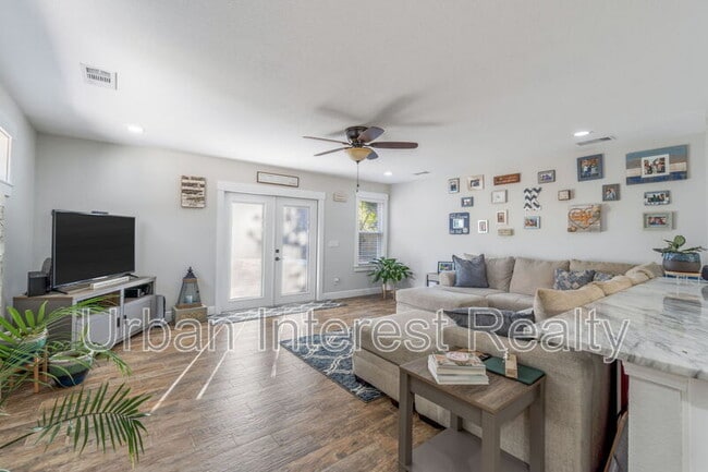 Building Photo - 708 Marcia Cir