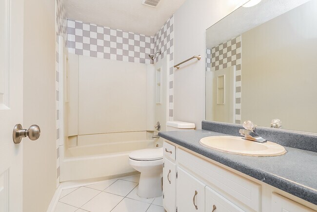 Building Photo - Roomy 3BR 1.5 spacious duplex to lease!