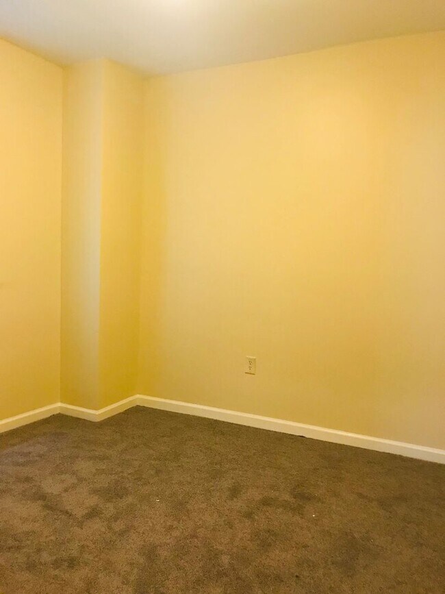 Building Photo - Gorgeous 6-Bedroom Townhouse One Block fro...