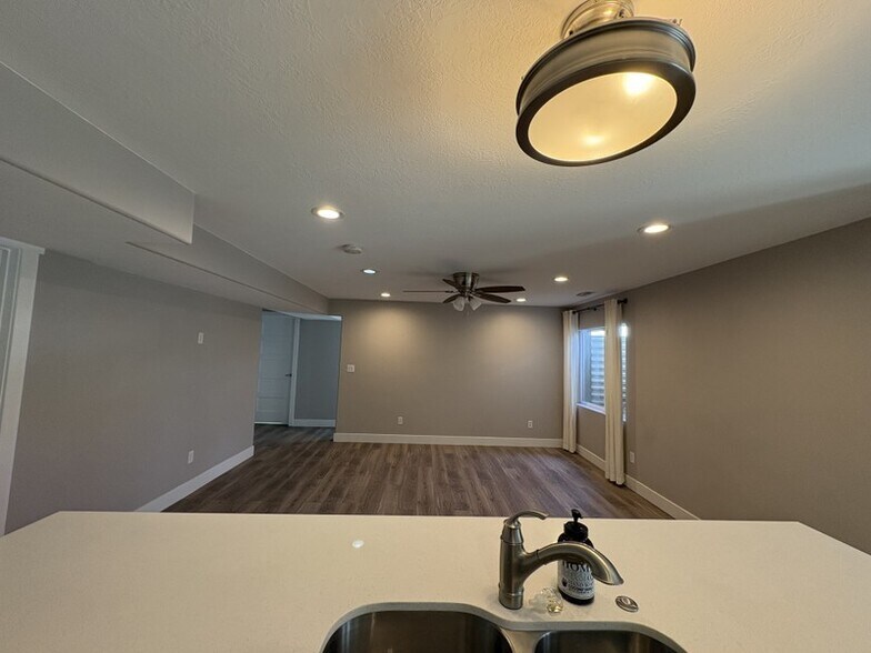Building Photo - 975 E 2850 N