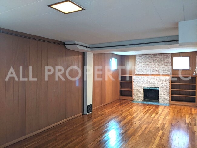 Building Photo - 557 S Race St