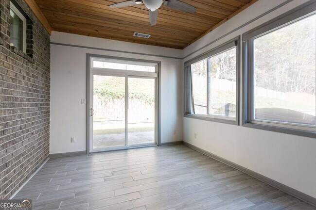 Building Photo - 330 La Perla Dr