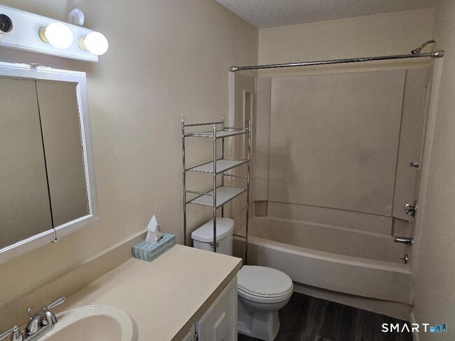 Building Photo - 100 Mark Ln