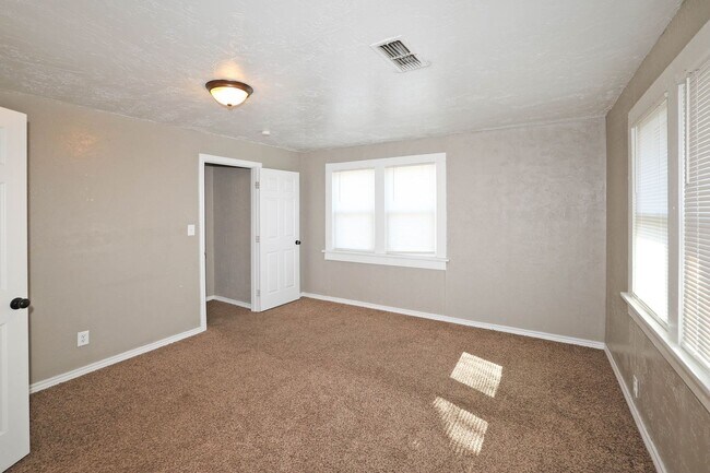 Building Photo - 3905 S Tyler St
