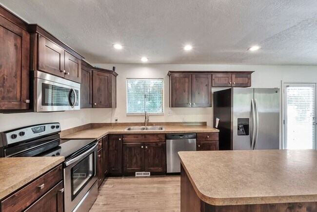 Building Photo - Remodeled 6 beds, 2 car garage!!