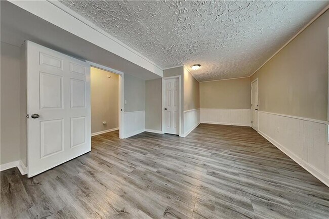 Building Photo - 450 Aristocrat Dr SW
