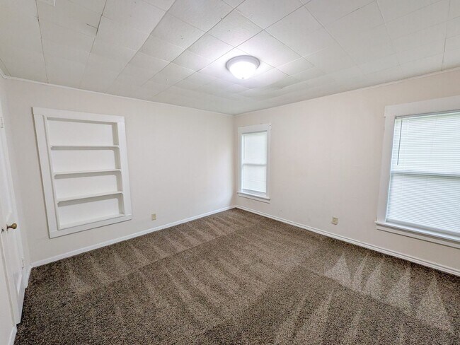 Building Photo - 5365 E Parkway Dr