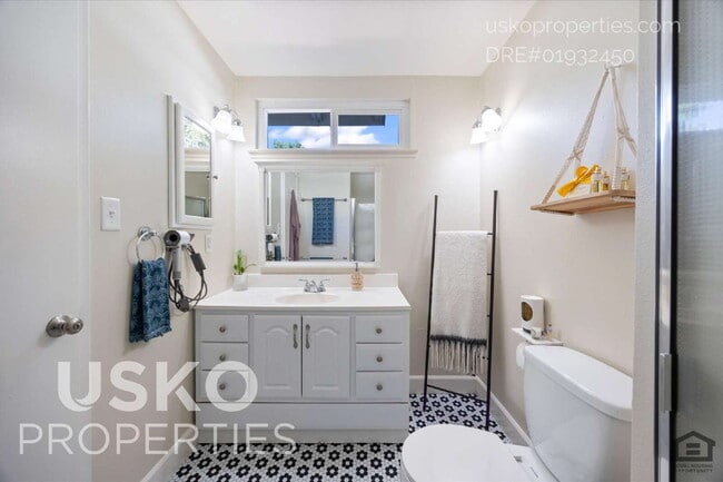 Building Photo - 8844 Garden Glen Way